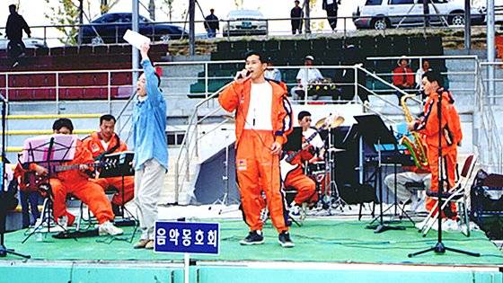 파주시청 공무원들로 구성된 그룹사운드 'DMZ'회원들이 지난 10월 20일 시청 공무원 체육대회에서 노래 공연을 선보이고 있다.