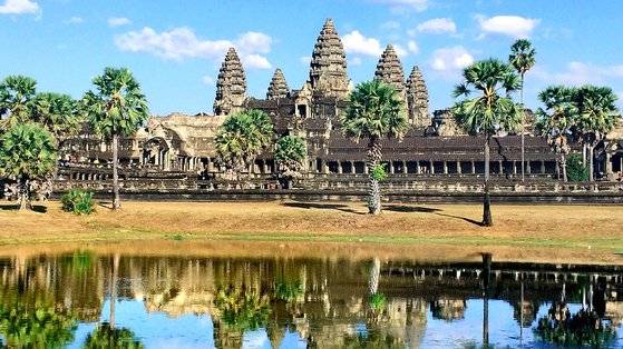 캄보디아 앙코르에 있는 앙코르와트의 거대한 신전. [사진 책과함께]