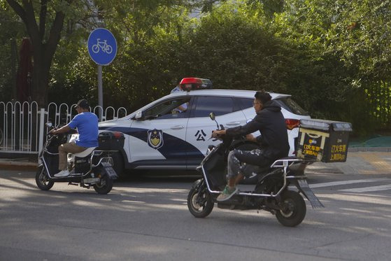 지난 8월 29일 중국 베이징 소재 일본 개사관 앞에 공안 차량이 정차해 있다. EPA=연합뉴스