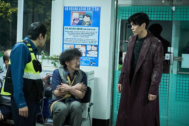 감전된 뒤 기억을 잃은 닥터장은 사람들에게 출신 학교를 묻는다. 그 절박한 모습이 웃기고, 한편으로는 안쓰럽게 느껴진다. [사진 제공=더콘텐츠온]