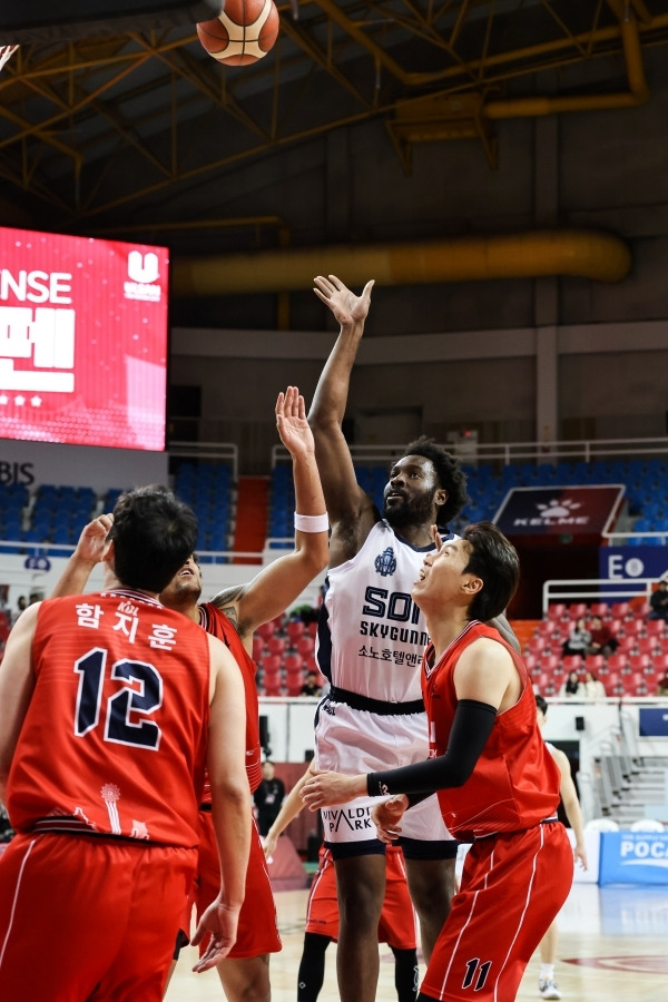 천하의 프림도 오누아쿠를 막아내지 못했다. 사진=KBL 제공