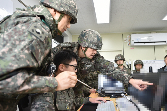 김명수 합참의장이 서부전선 방공진지에서 지난해 12월 26일 적 무인기를 최초 탐지했던 국지방공레이더 운용관 차한슬 중사에게 당시의 상황을 보고받고, 수도권 하늘을 지키는 소임을 철저히 수행해 줄 것을 당부했다. 합참 제공