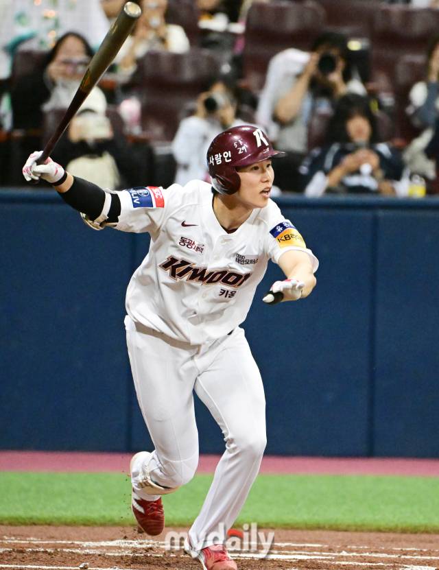 2023년 10월 10일 서울 고척스카이돔에서 진행된 '2023 신한은행 SOL KBO리그' 삼성-키움과의 경기. 키움 김혜성이 1회말 선두타자로 등장해 삼성 황동재를 상대로 2루타를 때리고 있다./마이데일리