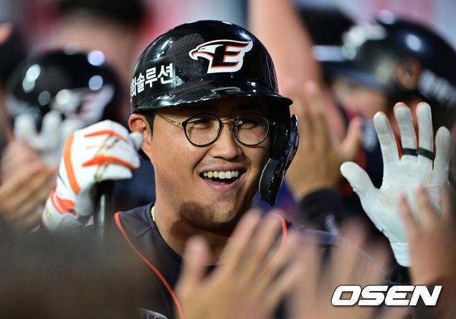 [OSEN=고척, 최규한 기자] 10일 오후 서울 고척스카이돔에서 ‘2023 신한은행 SOL KBO리그’ 키움 히어로즈와 한화 이글스의 경기가 열렸다.4회초 무사 3루 상황 한화 채은성이 달아나는 좌월 투런포를 날리고 홈을 밟은 뒤 더그아웃 동료들과 기뻐하고 있다. 2023.09.10 / dreamer@osen.co.kr