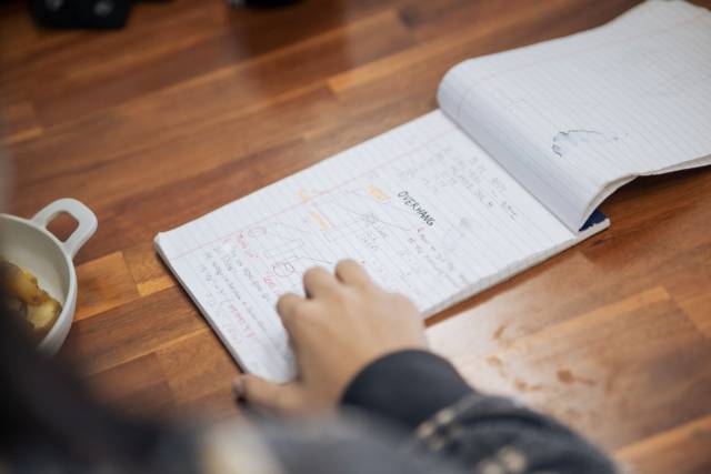 ▲<프레시안>은 지난달 28일 충북 충주의 한 작업실에서 5년차 빌더 목수 22살 이아진씨를 만났다. 이아진씨가 작업을 복습하며 적었던 노트.ⓒ황지현