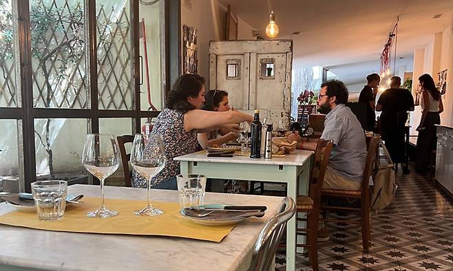 캐주얼한 식당. 예상을 뛰어넘는 맛과 풍부한 향기에 감탄한다. 부드럽고 쫄깃한 식감의 육류요리와 그릴에서 나는 불향과 다양한 소스의 조화로 유명하다.