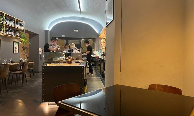 작고 아늑한 식당. 입구부터 풍기는 이탈리아 특유의 따뜻한 분위기가 기대를 높인다. 지역 특산물을 사용한 다양한 요리들을 선보인다.