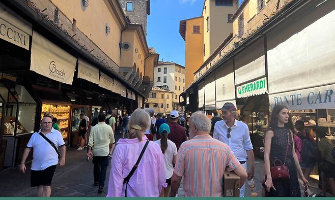 피렌체 거리 매장들. 골목길마다 진열되어 있는 멋진 제품들이 발걸음을 붙든다. 예로부터 유명한 피렌체 고유한 공예품들이 전통적인 기술과 현대적인 디자인으로 재해석되어 있다.