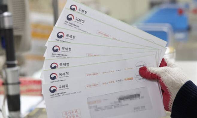 지난 11월 24일 서울 강남구 강남우체국에서 직원들이 종합부동산세 고지서를 분류하고 있다. 연합뉴스
