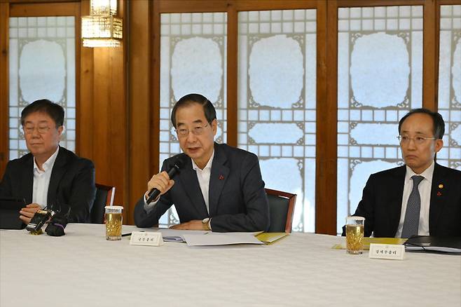 한덕수 국무총리가 3일 서울 종로구 국무총리 서울공관에서 열린 고위당정협의회에서 모두 발언을 하고 있다. 뉴스1