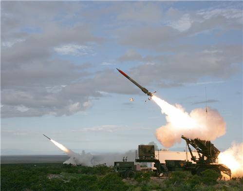 방위사업청은 지난 2020년 12월에 ‘패트리엇 PAC-3’ 직격형 유도탄과 성능을 개량한 지상 운용장비를 공군에 최종 인도했다. 사진은 PAC-3 실제 사격 모습 사진 제공=방위사업청