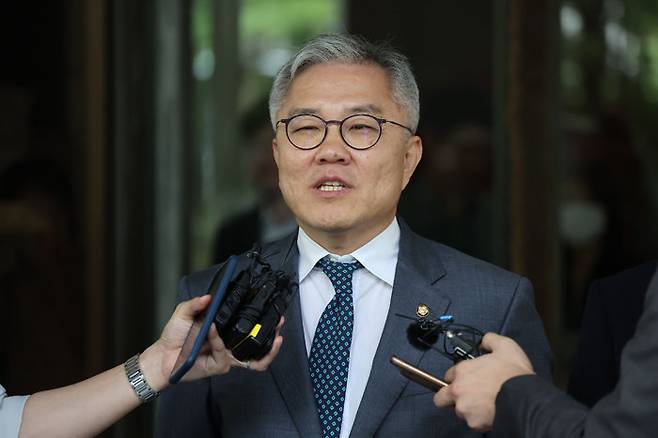 9월 18일 조국 전 법무부장관 아들에게 허위로 인턴증명서를 발급했다는 혐의를 받는 최강욱 당시 더불어민주당 의원이 서울 서초구 대법원에서 열린 상고심 선고 공판에서 징역 8개월 집행유예 2년을 선고 받은 뒤 법정을 나서며 취재진에게 소감을 밝히고 있다. 이날 판결로 최 의원은 의원직을 상실했다. [박형기 동아일보 기자]