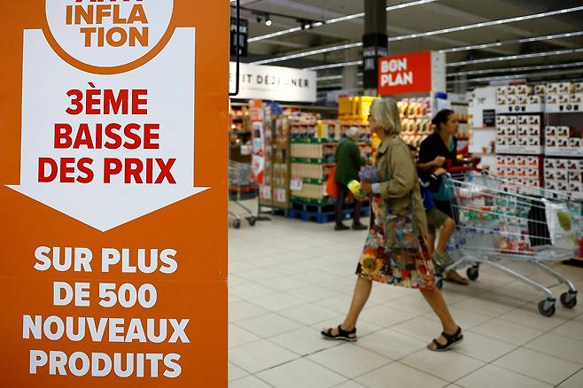 9월13일 프랑스 파리 근교에 위치한 카르푸 슈퍼마켓에서 시민들이 쇼핑하고 있다. ⓒREUTERS