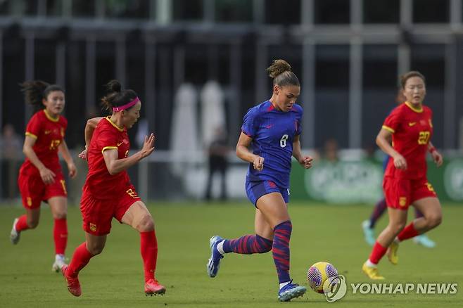 중국 전에서 공을 몰고 들어가는 로드먼(파란색 유니폼) [로이터=연합뉴스] Mandatory Credit: Sam Navarro-USA TODAY Sports