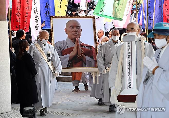 조계사 나서는 자승스님 이운행렬 (서울=연합뉴스) 3일 서울 종로구 조계사에서 열린 제33대·제34대 총무원장 해봉당 자승 대종사 종단장 영결식에서 자승스님의 법구가 이운되고 있다.  2023.12.3 [사진공동취재단] photo@yna.co.kr