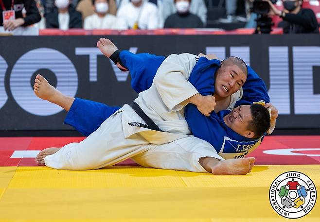 누르기 시도하는 김민종 유도 국가대표 김민종(왼쪽)이 3일 일본 도쿄에서 열린 2023 국제유도연맹(IJF) 도쿄 그랜드슬램 준결승에서 '일본 최중량급 신성' 사이토 다쓰루를 상대로 누르기를 시도하고 있다. [국제유도연맹 홈페이지 캡처. 재배포 및 DB 금지]