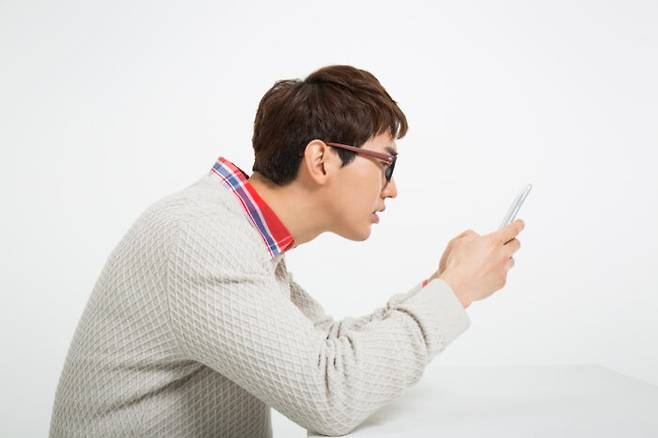 일자 목은 목뼈에 무리를 줘서 거북목 증후군으로 발전하게 되고, 심하면 목 디스크까지 유발할 수 있어 스트레칭으로 교정이 필요하다. [사진=클립아트코리아]