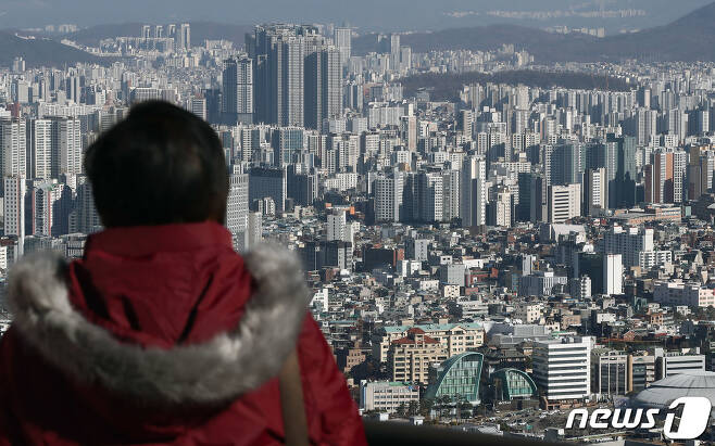 1일 남산을 찾은 시민이 서울 아파트단지를 바라보고 있다. 2023.12.1/뉴스1 ⓒ News1 박세연 기자