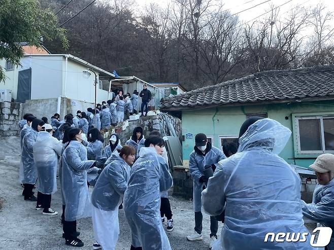 2일 상명대 이음동아리, 재학생, 졸업생 및 교직원 등 총 70여명이 서울 홍제동 개미마을에서 연탄나르기 봉사활동을 하고 있다.(상명대 제공)