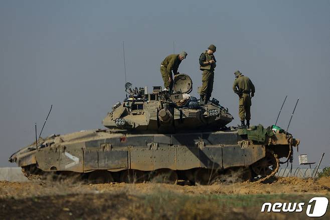 3일 (현지시간) 팔레스타인 무장단체 하마스와 휴전이 깨진 후 이스라엘 군이 가자 지구 국경 인근에서 탱크를 점검하고 있다. 2023.11.4 ⓒ 로이터=뉴스1 ⓒ News1 우동명 기자