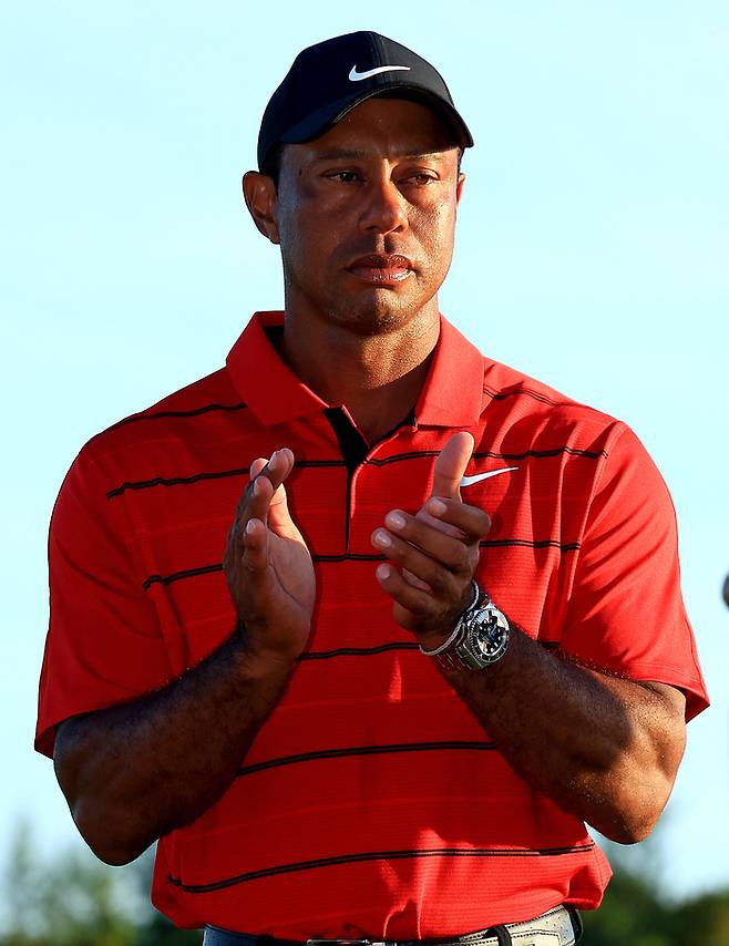타이거 우즈가 4일(한국시간) 올버니 골프코스에서 열린 히어로 월드챌린지 시상식에서 우승자 스코티 셰플러에게 박수를 보내고 있다. 바하마 | AFP 연합뉴스