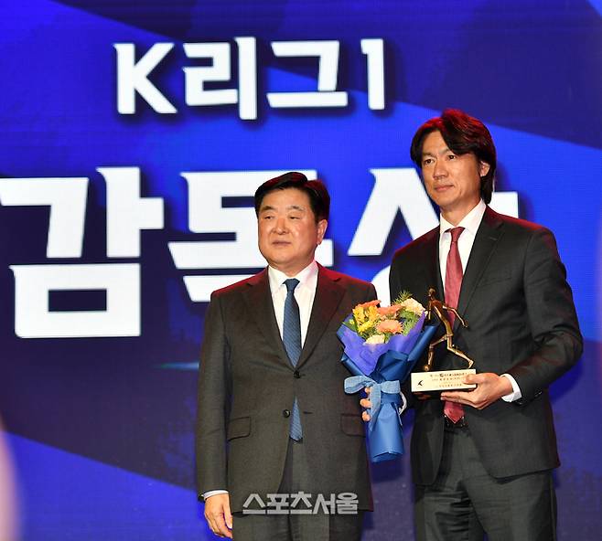 2년연속 감독상 수상한 울산현대 홍명보 감독이 4일 잠실 롯데호텔월드에서 열린 2023 하나원큐 K리그 대상 시상식에서 수상후 소감을 전하고 있다.  2023.12.04.  잠실 | 강영조기자 kanjo@sportsseoul.com