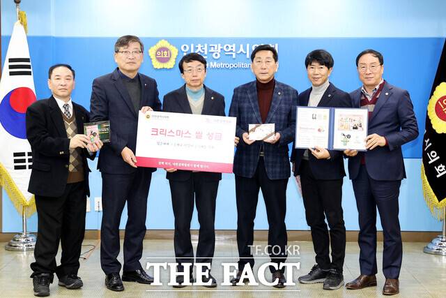 4일 인천시의회가 결핵 퇴지 위한 크리스마스실 성금 100만 원을 대한결핵협회 인천시지부에 전달했다./인천시의회