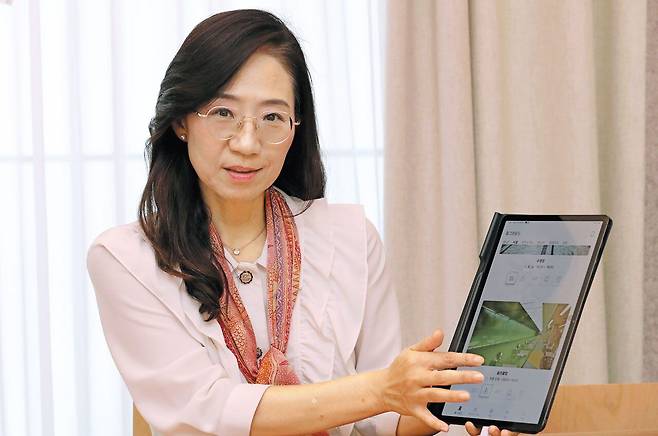 조혜정 삼성물산 건설 부문 라이프솔루션 본부장이 서울 송파구 래미안갤러리에서 지난 8월 출시한 클라우드 기반 홈 플랫폼 '홈닉'의 커뮤니티 예약 서비스를 시연하고 있다. /남강호 기자