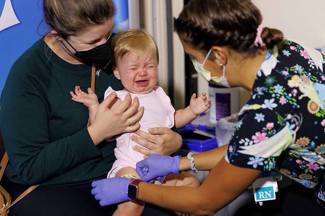 미국 캘리포니아 샌디에이고 한 아동병원에서 의료진이 아기에게 코로나 백신을 접종하고 있다. 최근 미국에서 코로나 바이러스와 독감, 호흡기 세포 융합 바이러스(RSV) 등 세 가지 전염병이 동시에 유행하면서 소아 중환자실 병상 가동률이 80%를 넘어섰다. /로이터 뉴스1