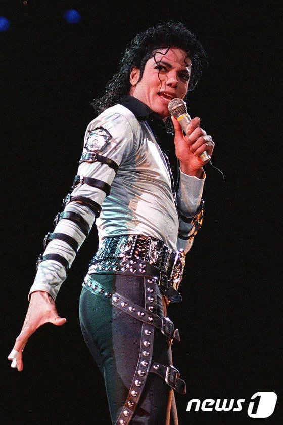 '팝의 황제' 마이클 잭슨의 전성기 때 공연 모습. 2009년 50세의 나이로 사망했다. /뉴스1