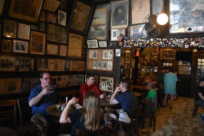 뉴욕 맨해튼 이스트빌리지의 169년된 맥주집 '맥솔리스'의 내부 모습. /가수 한대수씨 촬영