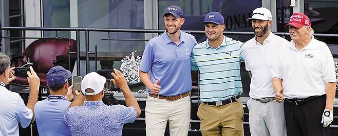 지난해 자신 소유의 뉴저지 베드민스터 골프장에서 열린 LIV 골프대회 프로암 경기에서 선수들과 포즈를 취한 도널드 트럼프 전 대통령. /AP 연합뉴스