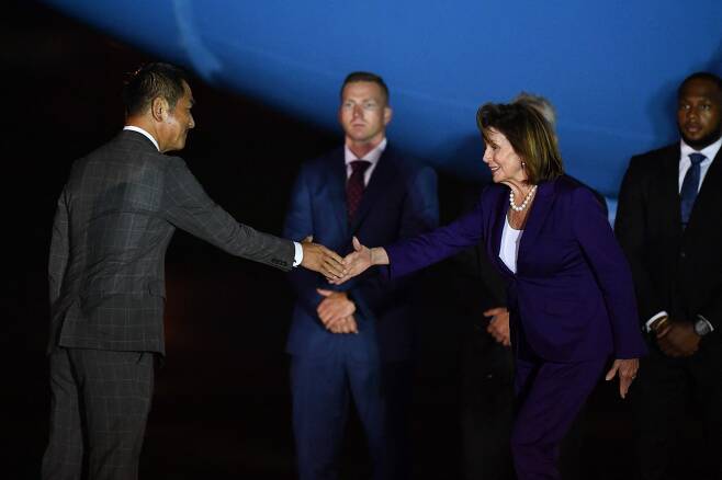 4일 밤 도쿄 외곽에 위치한 미군 요코타 기지에 도착한 낸시 펠로시 미 하원의장이 일본 외무성의 오다와라 기요시 부대신(차관급)의 영접을 받고있다./AFP 연합뉴스