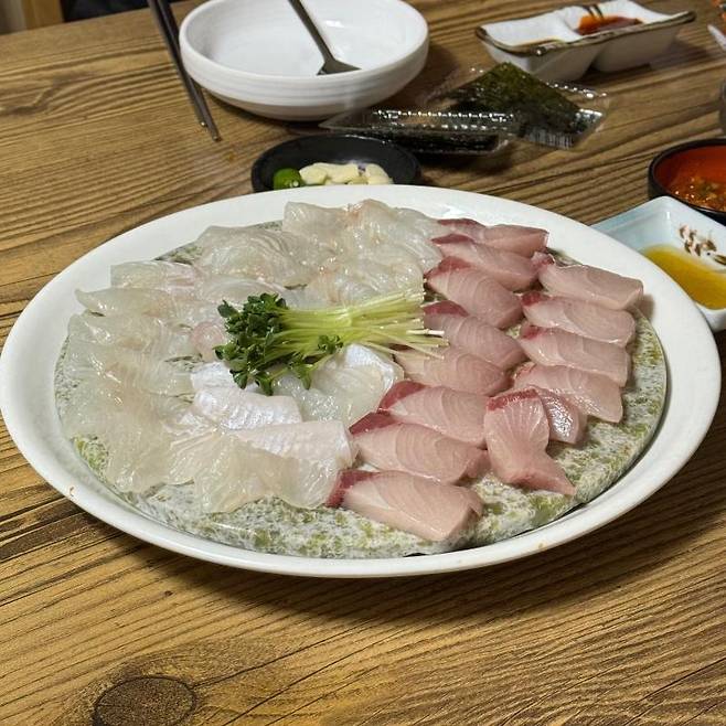 서울 용산구의 한 횟집에서 나온 10만 원어치 회라며 한 손님이 게시한 사진. 보배드림 캡처