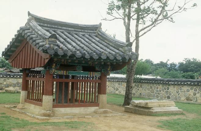 내부에는 집 이름의 유래가 된 우물 ‘재매정’과 1872년 경주부윤 이만운이 세운 ‘신라 태대각간 개국공 김선생 유허비’가 남아 있다. 사진 출처 문화재청 홈페이지