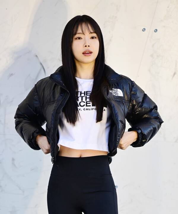 크롭티와 숏패딩 선보인 손나은 [온라인 커뮤니티]