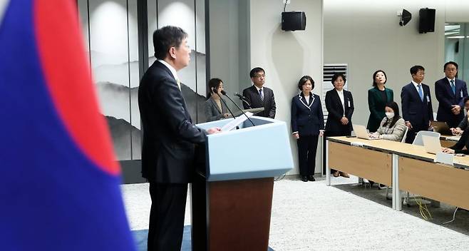 최상목 경제부총리 겸 기획재정부 장관 후보자를 비롯한 6개 부처 장관 후보자들이 4일 용산 대통령실 청사 브리핑룸에서 열린 김대기 비서실장의 인선 발표 브리핑을 경청하고 있다. 왼쪽 두번째부터 최상목 기획재정부 장관 후보자, 강정애 국가보훈부 장관 후보자, 송미령 농림축산식품부 장관 후보자, 오영주, 중소벤처기업부 장관 후보자, 박상우 국토교통부 장관 후보자, 강도형 해양수산부 장관 후보자. /사진=뉴스1화상