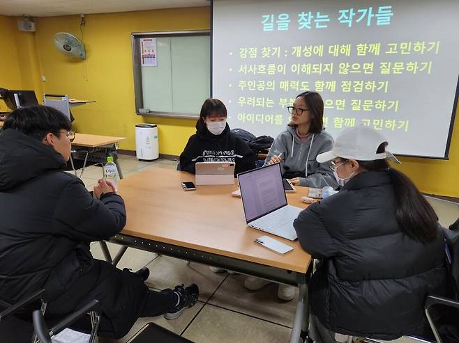 청강문화산업대 웹소설창작전공 1학년을 대상으로 문채영 교수가 진행하는 ‘플롯의 이해와 적용’ 수업에서는 학생들이 한 학기 동안 창작한 장르 소설에 대한 합평이 진행됐다. 김미영 기자