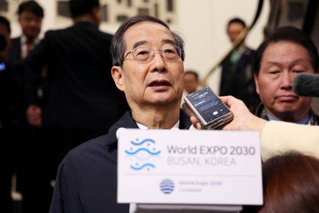 한덕수 국무총리가 지난달 28일 프랑스 파리 외곽 팔레 데 콩그레에서 열린 제173차 국제박람회기구(BIE) 총회에서 2030년 세계박람회 개최지 선정 투표 결과 부산이 탈락한 뒤 기자회견을 하고 있다. 연합뉴스