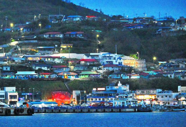 강원 동해시 묵호항 언덕배기 마을 집들과 가로등이 어둠 속에 조업 나간 어부들을 걱정하며 불을 환하게 밝히고 있다.