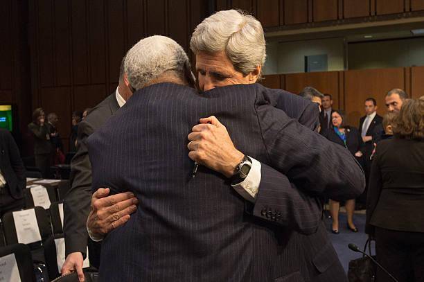 1971년 상원 외교위 '베트남전' 증인으로 출석하며 보우먼을 처음 만난 존 케리 역시 보우먼의 친구였다. 42년 뒤인 2013년 외교위원장이던 케리가 버락 오바마 정부의 국무장관이 되면서 위원회를 떠나던 날 둘은 저렇게 포옹했다. 존 케리 X(@JohnKerry)