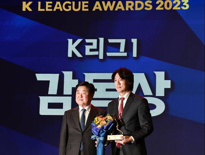 4일 오후 서울 송파구 롯데호텔월드에서 열린 2023 프로축구 K리그 대상 시상식에서 K리그1 감독상을 수상한 울산 현대 홍명보 감독이 권오갑 한국프로축구연맹 총재와 기념촬영을 하고 있다. 연합뉴스