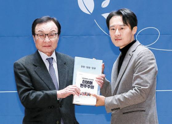 2020년 1월 19일, 이해찬 당시 더불어민주당 대표가 국회 의원회관 대회의실에서 민주당 10호 영입인재인 이탄희 전 판사에게 당원교과서를 전달하고 있다. 연합뉴스