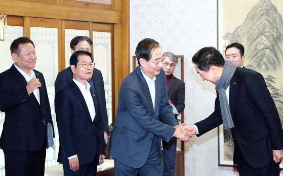 대통령실 참모진 교체 후 첫 고위 당정협의회가 3일 서울 삼청동 총리공관에서 열렸다. 한덕수 총리가 김기현 국민의힘 대표(오른쪽 둘째)와 악수하고 있다. 이날 당정에서 내년 시행 예정인 50인 미만 기업에 대한 중대재해처벌법 적용을 2년 더 유예하는 방안 등이 논의됐다. 강정현 기자