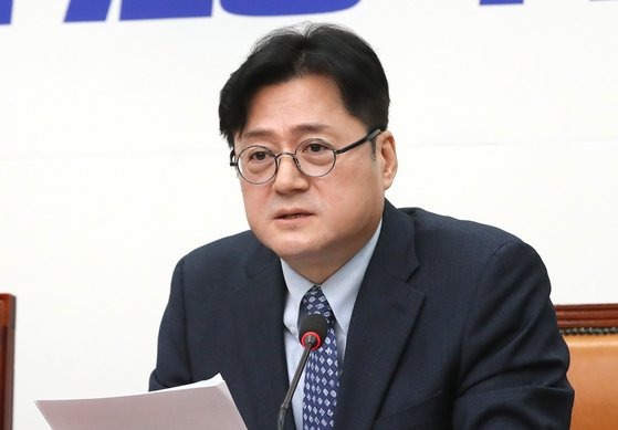 홍익표 더불어민주당 원내대표가 4일 오전 서울 여의도 국회에서 열린 최고위원회의에서 발언을 하고 있다. 뉴스1