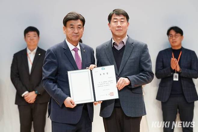 경기도 기업SOS대상 평가에서 2년 연속 최우수상을 수상해 표창장을 받은 방세환 광주시장(왼쪽 두번째)