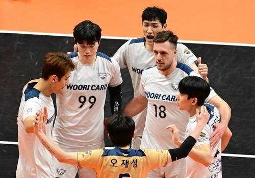 파이팅 외치는 우리카드 선수들 [한국배구연맹 제공]