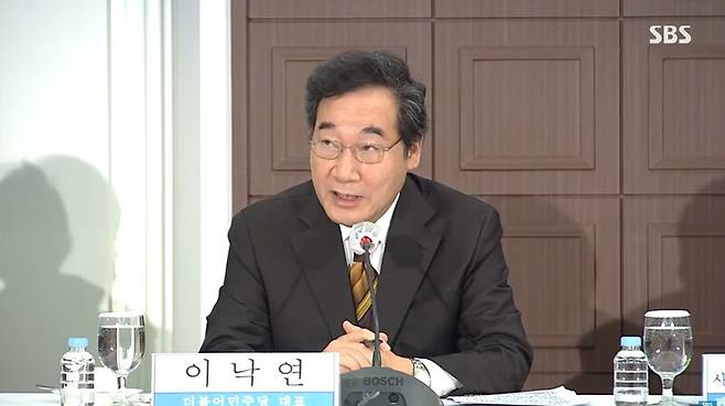 ▲이낙연 전 더불어민주당 대표가 당 대표 시절이던 지난 2020년 11월17일 관훈클럽 초청 토론회에서 문파로 불리던 강성 지지자들에 대한 견해를 밝히고 있다. 사진=SBS 영상 갈무리