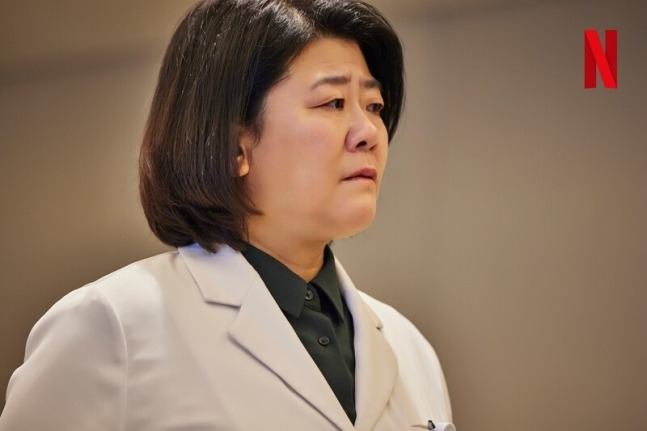 간호사들의 정신적 지주 송효신 역(이정은)