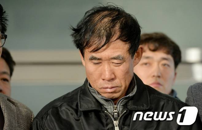 수원 팔달산 토막살인 사건의 박춘풍씨가 2014년 12월13일 오후 경기 수원서부경찰에서 수원지방법원으로 영장실질심사를 받기 위해 이동하고 있다.  /사진=뉴스1